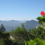 Au Pied De La