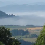 Au Pied De La Roche-en-Regnier